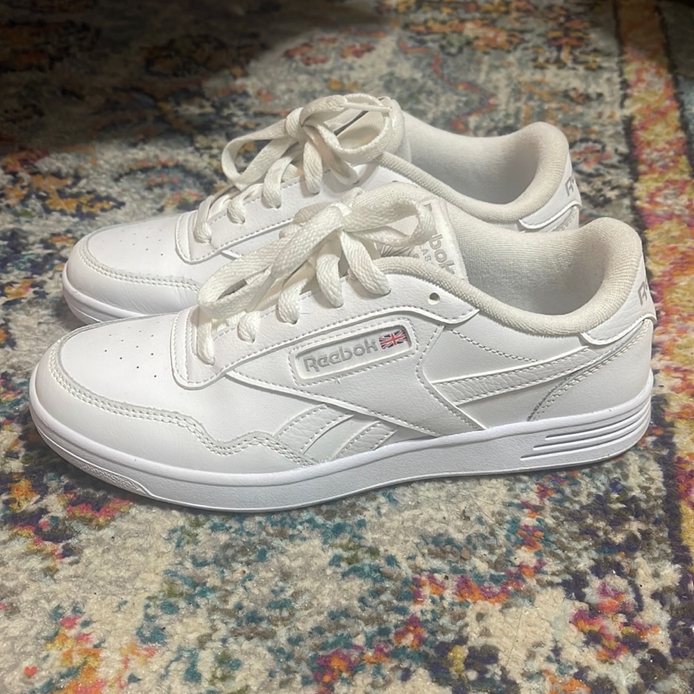 Reebok classic sneaker (size 7.5)